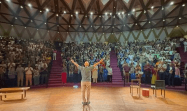 मंच पर आते ही अनुपम खेर भूले पैर का दर्द, ‘कुछ भी हो सकता है’ बना थेरेपी जैसा अनुभव