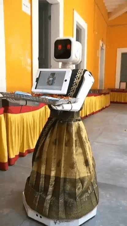 तमिलनाडु चुनाव: वेल्लोर में मतदान केंद्रों पर रोबोट ने किया मतदाताओं का स्वागत, वोटर्स में दिखा उत्साह