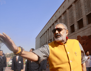 खड़गे और राहुल गांधी देते हैं निराधार बयान : गिरिराज सिंह