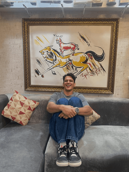 फिल्म ‘वेलकम’ की आइकॉनिक पेंटिंग के साथ दिखे विजय वर्मा, खुद को कला का पारखी बताया