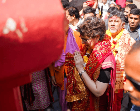 असम दौरे पर प्रियंका गांधी वाड्रा, मां कामाख्या देवी के दर्शन कर लिया आशीर्वाद