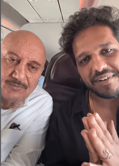 अनुपम खेर ने फ्लाइट में गायक पृथ्वी गंधर्व से सुनी गुलाम अली की गजल, वीडियो किया शेयर