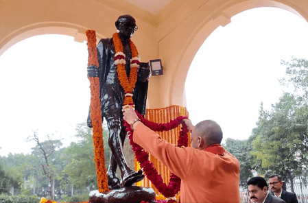 राष्ट्रपिता की पुण्यतिथि पर सीएम योगी ने बापू को किया नमन