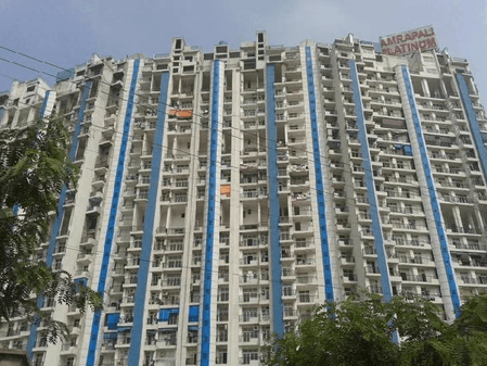 नोएडा : आम्रपाली प्लेटिनम सोसायटी में हादसा, बच्ची के सिर पर गिरी ईंट, गंभीर रूप से घायल