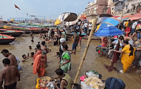 देवशयनी एकादशी: काशी में गंगा स्नान के लिए उमड़े श्रद्धालु, लगाई आस्था की डुबकी