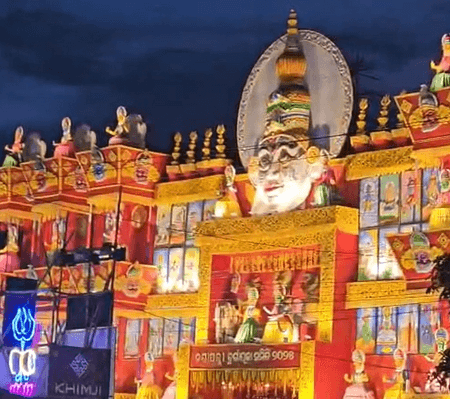 देशभर में दुर्गा पूजा का उत्साह, अलग-अलग थीम पर सज रहे पंडाल