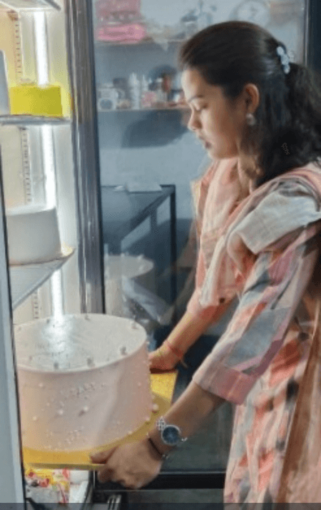 मुद्रा योजना से मिली उड़ान: रायबरेली की मनीषा बनीं सफल चॉकलेट उद्यमी, पांच लोगों को दिया रोजगार