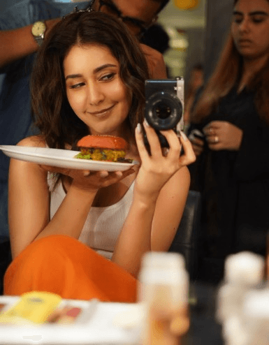 राशि खन्ना की मस्ती भरी सेल्फी, बोलीं- 'मुझे पसंद है बस ये ट्रायंगल'