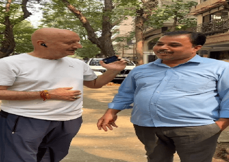 गार्ड की ईमानदारी ने जीता दिल, अनुपम खेर ने सुनाया खोया क्रेडिट कार्ड वापस मिलने का किस्सा