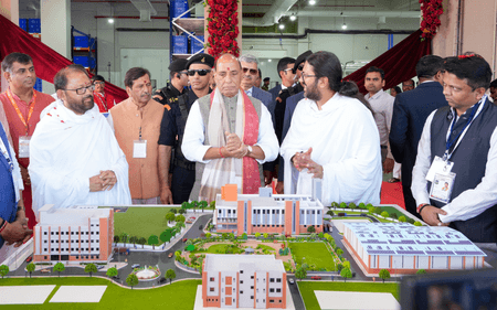 गुजरात: राजनाथ सिंह ने आदिवासी महिलाओं को रोजगार से जोड़ने वाले सेंटर का किया उद्घाटन