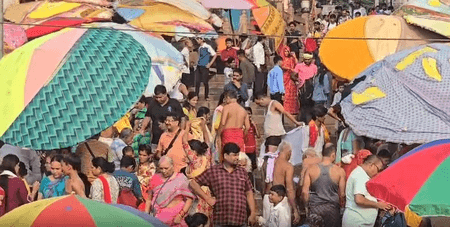 काशी में उमड़ी आस्था की भीड़, गंगा स्नान और बाबा विश्वनाथ के दर्शन के लिए पहुंचे श्रद्धालु