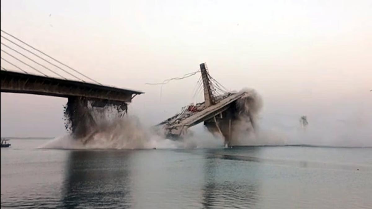 Pipa bridge splits Agra
