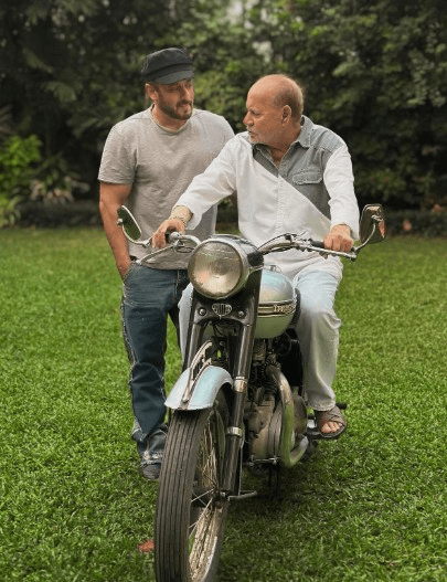 फादर्स डे स्पेशल : फिल्मी पर्दे पर जो तस्वीरें इन दिग्गजों ने उकेरी, उन्हीं में रंग भर रहे हैं उनके बच्चे