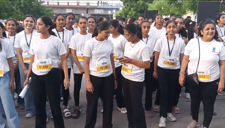 अहमदाबाद में 'रन फॉर हर' का आयोजन, महिलाओं ने दिखाया जज्बा