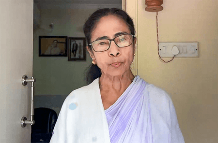 कालीघाट में पूर्व मुख्यमंत्री ममता बनर्जी के घर के बाहर लगे 'जय श्री राम' के नारे