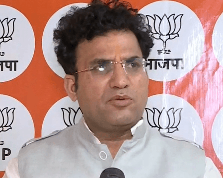 महुआ मोइत्रा का बयान मर्यादित, भाषा की सारी मर्यादा तोड़ दी : रवि नेगी