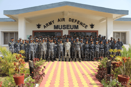 त्रि-सेवा समन्वय को मजबूती: नौसेना और तटरक्षक बल के प्रशिक्षुओं का आर्मी एयर डिफेंस सेंटर दौरा