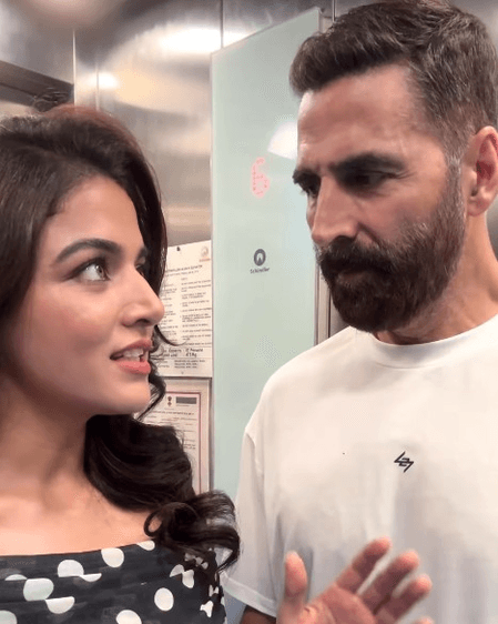 अक्षय कुमार के छूटे पसीने! वामिका गब्बी के 'बेतुके' जोक्स ने खिलाड़ी कुमार को किया परेशान