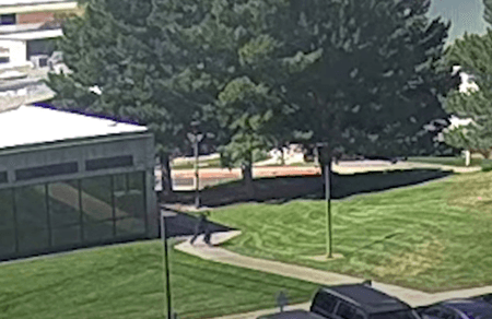 चार्ली किर्क हत्याकांड: कॉलेज की छत से कूदकर भागता दिखा हमलावर