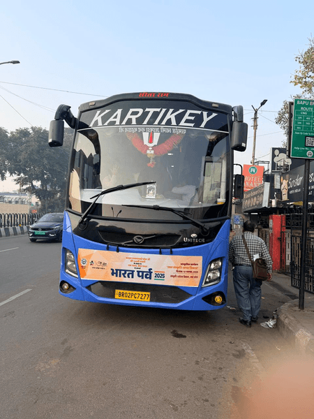 प्रदेश के विभिन्न अंचलों के कलाकार दल लखनऊ से गुजरात के लिए रवाना, दिखाएंगे ‘विविधता में एकता’ की अनूठी झलक