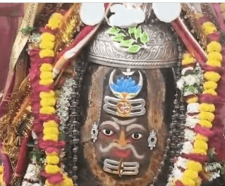 उज्जैन के महाकालेश्वर मंदिर में भक्तों ने लगाए 'हर हर महादेव' और 'ऊं नमः शिवाय' के जयकारे