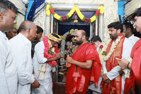 हैदराबाद : बोनालु उत्सव में लगा भक्तों का तांता, डिप्टी सीएम और मंत्रियों ने की पूजा