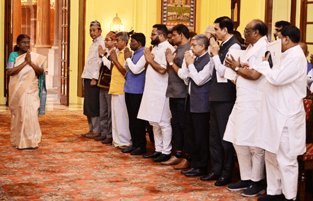 राष्ट्रपति भवन में 'आदि कर्मयोगी अभियान' के तहत जनजातीय प्रतिनिधियों ने द्रौपदी मुर्मू से की मुलाकात