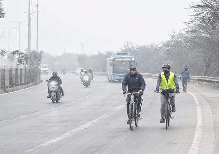पहाड़ों की बर्फबारी का असर एनसीआर में, ठंड बढ़ी, हवा से सुधरी हवा की गुणवत्ता