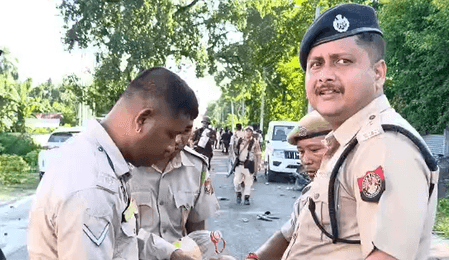 जुबीन गर्ग केस : पुलिस वाहनों पर हमले में कई पुलिसकर्मी और स्थानीय लोग घायल