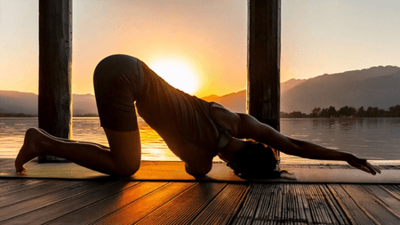 पार्श्व बालासन तनाव और थकान से राहत में कारगर, जानें योगासन का सही तरीका