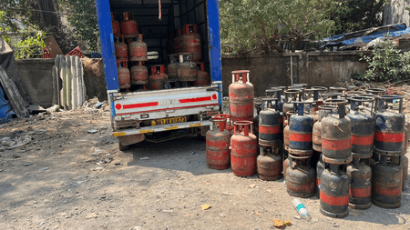 मुंबई में गैस सिलेंडरों की कालाबाजारी, राशन वितरण विभाग ने जब्त किया स्टॉक