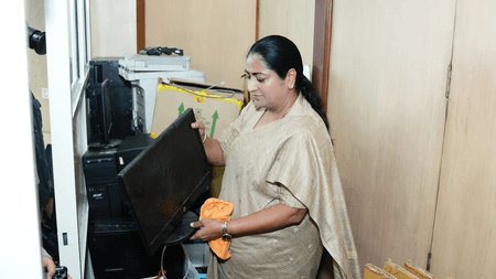 आईएसबीटी में गंदगी देख सीएम रेखा गुप्ता को आया गुस्सा, कर्मचारियों से किया नए ऑफिस का वादा