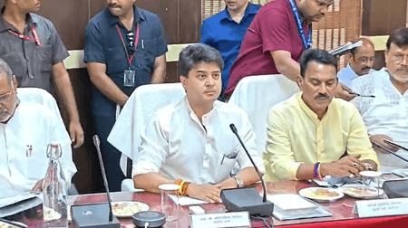 ग्वालियर की बदहाल सड़कों पर सिंधिया का सख्त रुख, मैराथन बैठक में दिए निर्देश