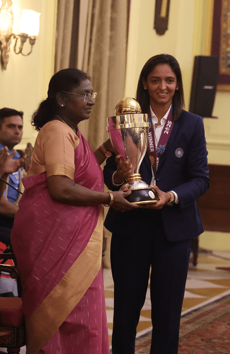 विश्व कप जीतने के बाद राष्ट्रपति द्रौपदी मुर्मू से भारतीय महिला टीम की मुलाकात