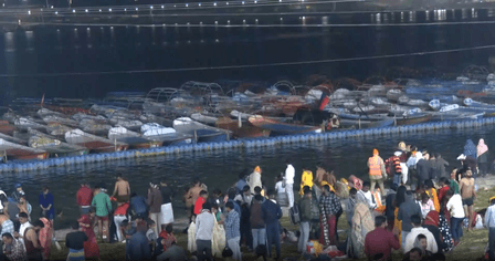 मकर संक्रांति पर अयोध्या और हरिद्वार समेत कई धार्मिक स्थानों पर श्रद्धालुओं ने किया नदियों में पवित्र स्नान