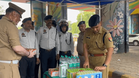 नोएडा : भीषण गर्मी में ट्रैफिक पुलिस को राहत, कैनोपी और छाते वितरित