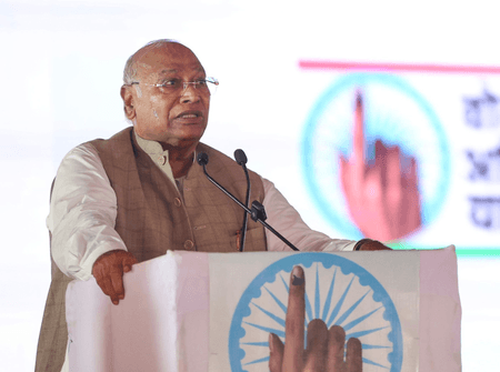 खड़गे ने कर्नाटक में बैलेट पेपर से स्थानीय निकाय चुनाव कराने के फैसले का किया स्वागत