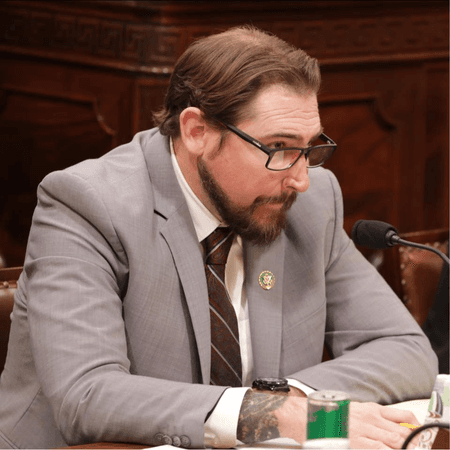 अमेरिका में पेश किए गए विधेयक में एच-1बी वीजा को तीन साल के लिए निलंबित करने का प्रस्ताव