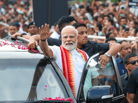 'ई-विटारा' को हरी झंडी दिखाने से पहले पीएम मोदी बोले- यह आत्मनिर्भरता और हरित गतिशीलता की दिशा में अहम