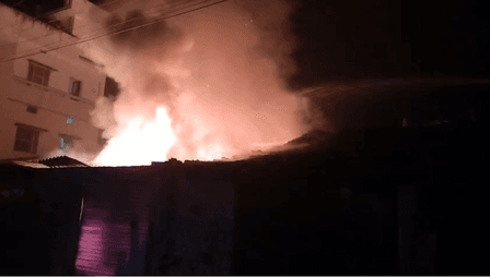 बिहार: वैशाली में धू-धूकर जला किराना गोदाम, लाखों का नुकसान