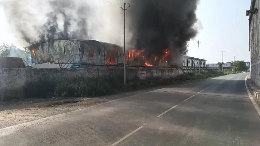 ग्रेटर नोएडा : शिव नादर यूनिवर्सिटी के पास लेबर कैंप में भीषण आग, शॉर्ट सर्किट बनी वजह