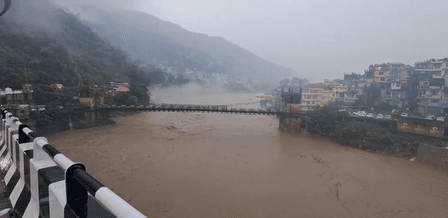 हिमाचल प्रदेश: मंडी जिले में बादल फटने से भारी नुकसान, एक की मौत, सात लापता