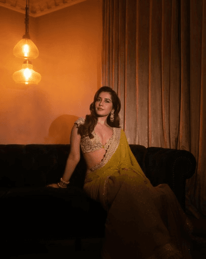 राशि खन्ना का पीली साड़ी में दिलकश अंदाज, सोशल मीडिया पर छाई स्टाइलिश तस्वीरें