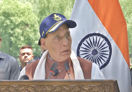 पाकिस्तान जहां खड़ा होता है, वहीं से मांगने वालों की लाइन शुरू होती है : रक्षा मंत्री राजनाथ सिंह