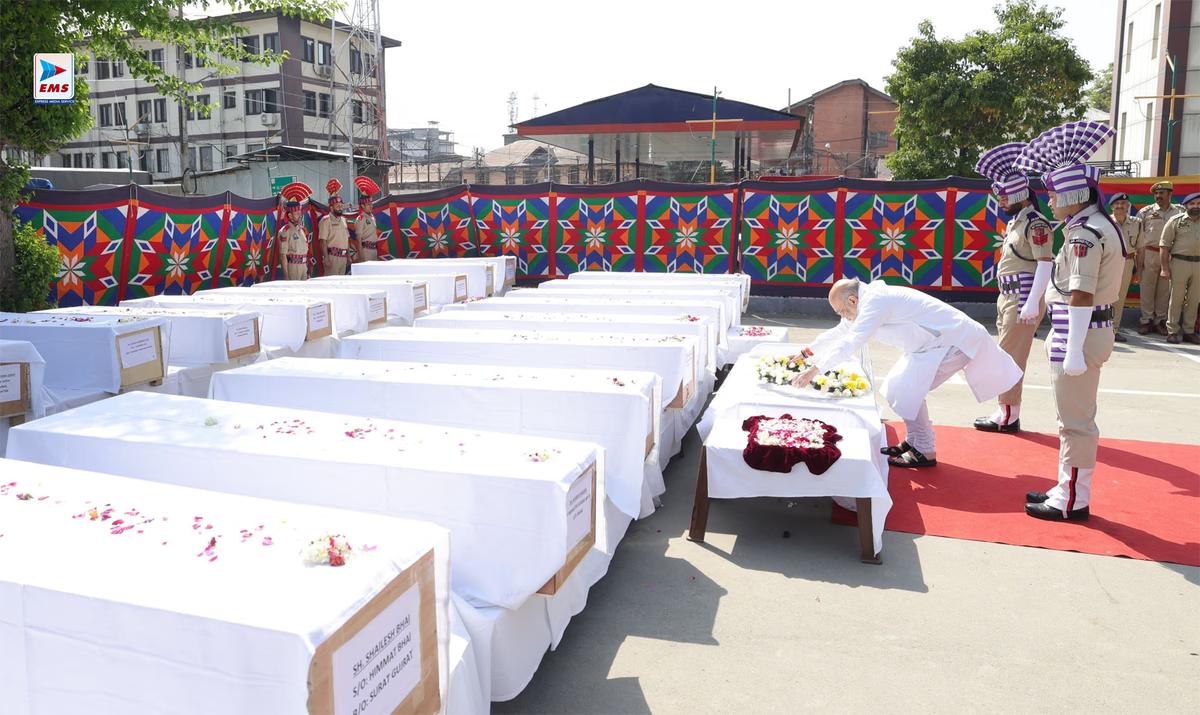 Amit Shah offers tribute to victims