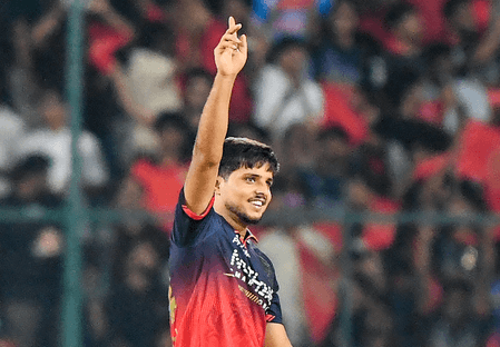 महज 24 रन देकर 4 विकेट, रसिख सलाम डार के नाम दर्ज हुई ये उपलब्धि