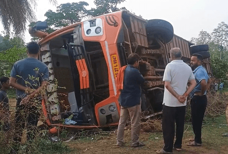नारायणपुर से रायपुर जा रही बस पलटी, 40 से ज्यादा यात्री थे सवार
