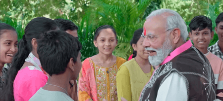 परीक्षा पे चर्चा : गुजरात के दो भाइयों का नाम सुनते ही खिल उठा पीएम मोदी का चेहरा, लगाया गले