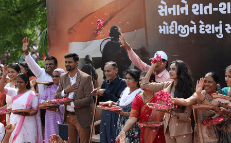 गुजरात: वडोदरा में पीएम मोदी का रोड शो, कर्नल सोफिया कुरैशी का परिवार हुआ शामिल