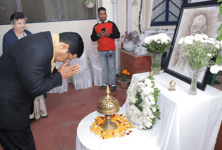 केंद्रीय मंत्री सर्बानंद सोनोवाल ने स्वर्गीय पी.जी. बरुआ को श्रद्धांजलि अर्पित की